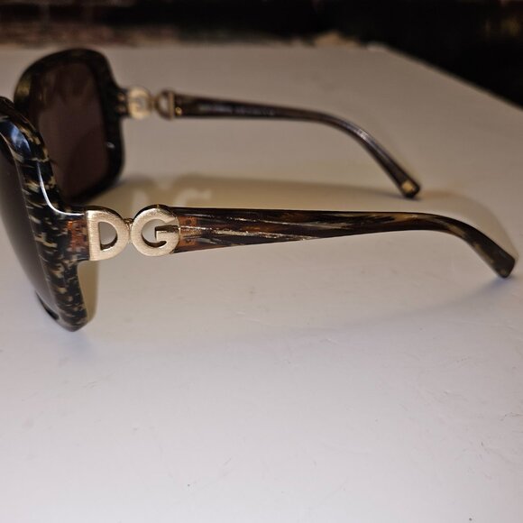 Luxurious Dolce & Gabbana Tortoiseshell Oversized Sunglasses - Italy 🕶️ - Picture 16 of 16